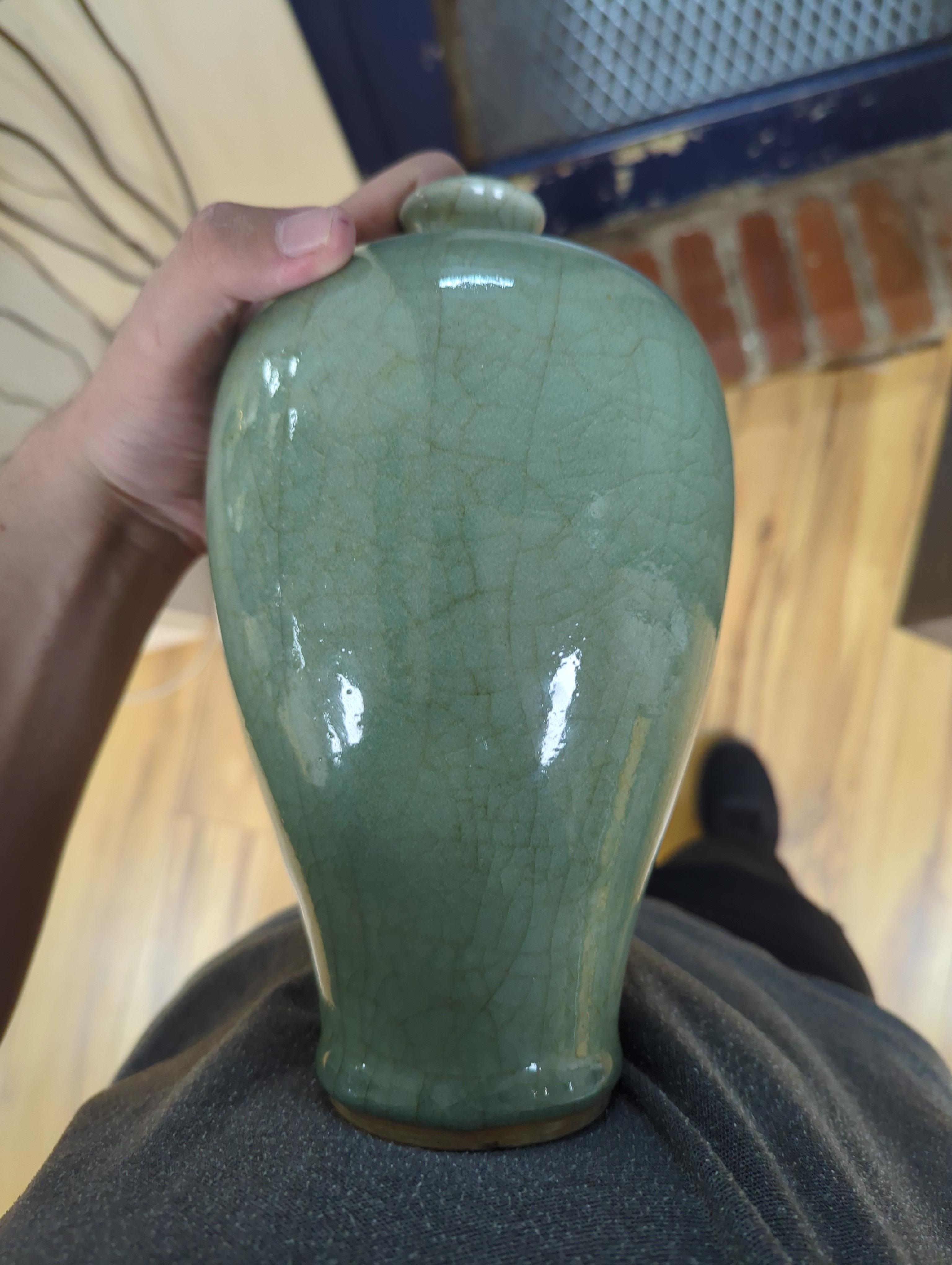 A Chinese celadon crackle glazed vase, 24cm